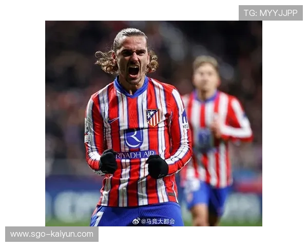 马竞球员格列兹曼收到俱乐部200球纪念衫