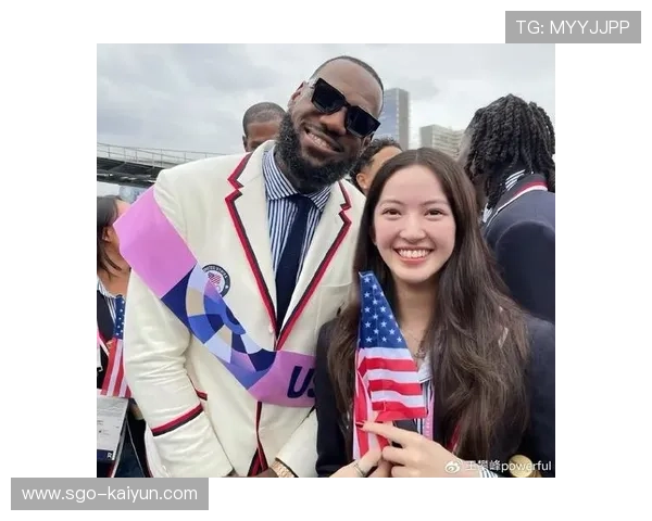 詹姆斯场边与球迷互动，亲和力获赞誉